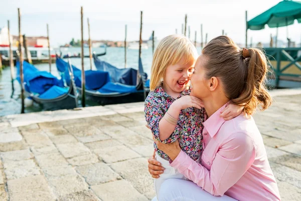 Portret van gelukkige moeder en baby aan canal Grande kade in v — Stockfoto