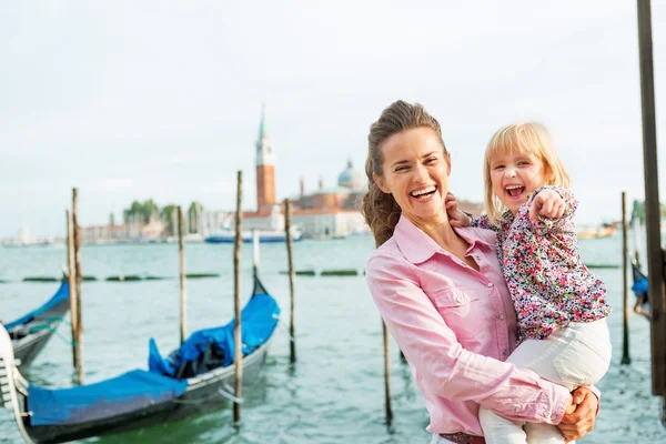 Portræt af glad mor og baby på grand kanal dæmning i v - Stock-foto