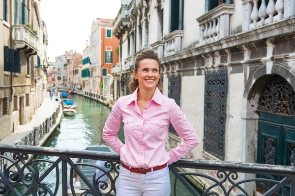 Gelukkig jonge vrouw permanent op brug in Venetië, Italië — Stockfoto