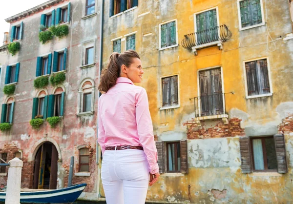 Ung kvinna i Venedig, Italien mot gamla byggnader har en estetisk — Stockfoto