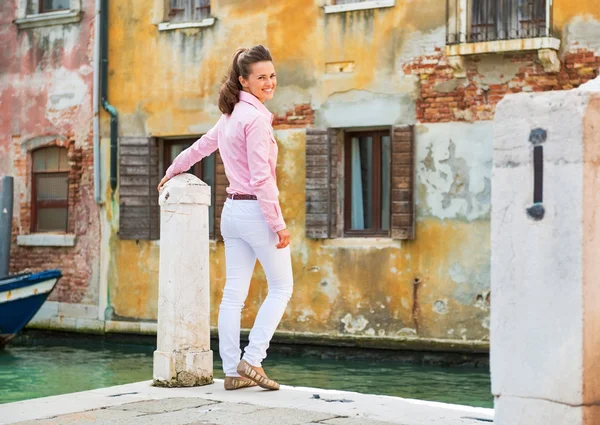 Glad ung kvinna stående på gatan i Venedig, Italien — Stockfoto