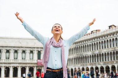 Piazza san üzerinde sevindirici mutlu genç kadın marco Venedik, İtalya