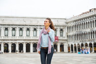 Mutlu genç kadın yürüyüş Piazza san marco Venedik, İtalya