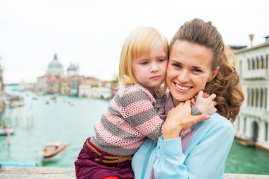 İçinde büyük kanal manzaralı köprüde sarılma anne ve bebek kız