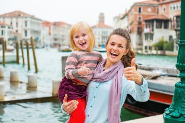 Mutlu anne ve bebek kız ayakta üzerinde dolgu Venedik, ita