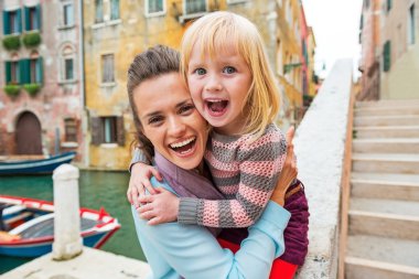 Portre mutlu anne ve bebek kız Venedik, İtalya