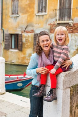 Portre gülümseyen anne ve bebek kız Venedik, İtalya