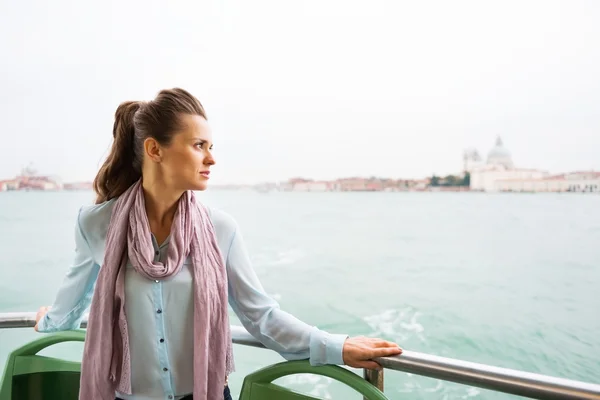 Young woman travel by vaporetto in venice, italy and looking on — Stock Photo, Image