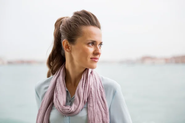 Portret van een jonge vrouw op embankment — Stockfoto