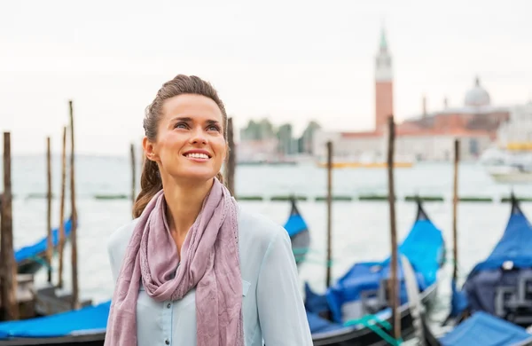 Portrait of young woman standing on embankment in venice, italy — Stock Photo, Image