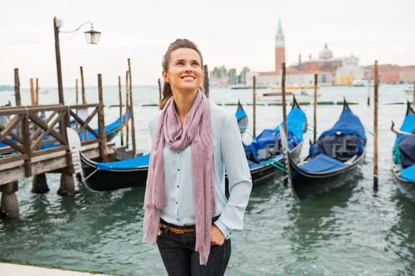 Glad ung kvinna stående på vallen i Venedig, Italien — Stockfoto