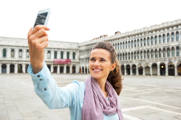 Junge Frau macht Selfie mit Handy auf Piazza San Marco in — Stockfoto