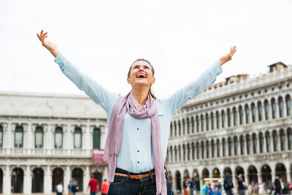 Gelukkig jonge vrouw vreugde op piazza san marco in Venetië, Italië — Stockfoto