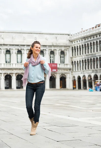 Счастливая молодая женщина ходит по площади Сан Марко в Венеции, Италия — стоковое фото