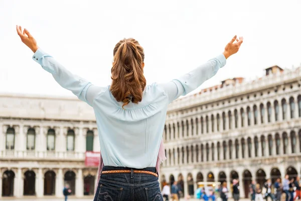 Gelukkig jonge vrouw vreugde op piazza san marco in Venetië, Italië — Stockfoto