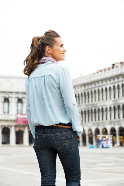サン広場に立っている若い女性マルコ ヴェネツィア、イタリア — ストック写真