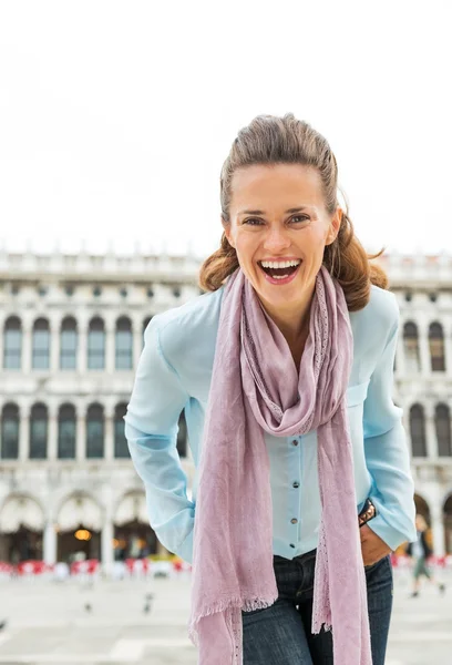 Portrait of happy young woman on piazza san marco in venice, ita — Stock Photo, Image