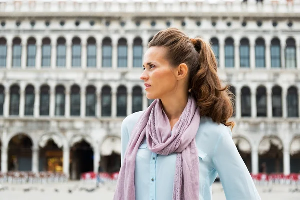 Портрет молодой женщины на площади Сан-Марко в Венеции, Италия — стоковое фото