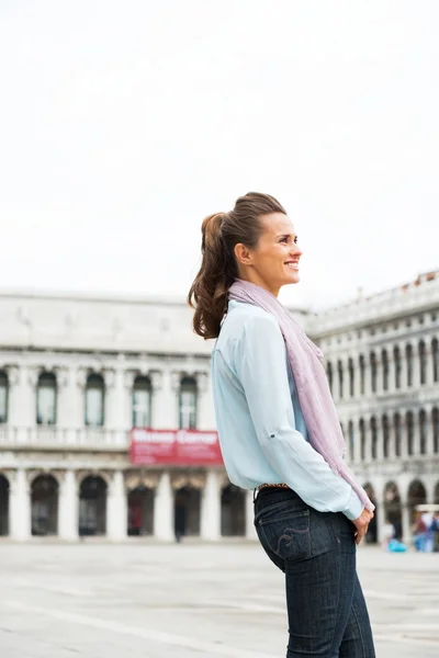 Счастливая молодая женщина стоит на площади Сан Марко в Венеции, Италия — стоковое фото