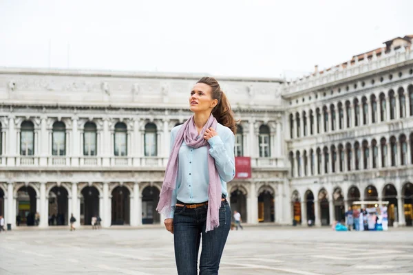 Joyeux jeune femme marchant sur piazza san marco à venice, Italie — Photo