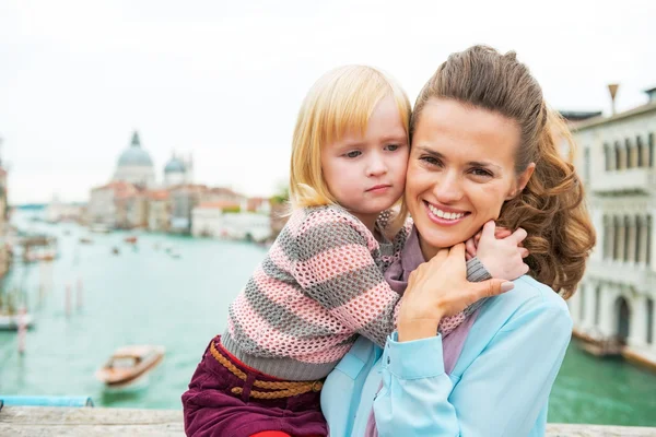 Mother and baby girl hugging on bridge with grand canal view in — Stock Photo, Image