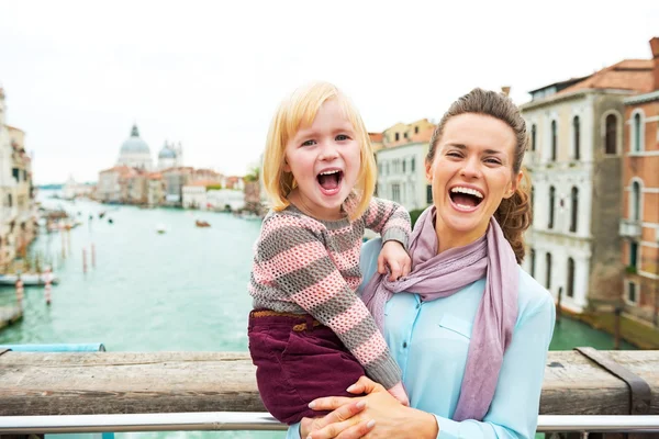 Portret van gelukkige moeder en babymeisje permanent op brug met g — Stockfoto