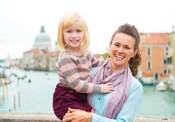 Portrait de mère souriante et bébé fille debout sur le pont avec — Photo