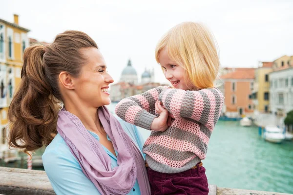 Porträt einer glücklichen Mutter und eines kleinen Mädchens auf einer Brücke mit Enkelin — Stockfoto