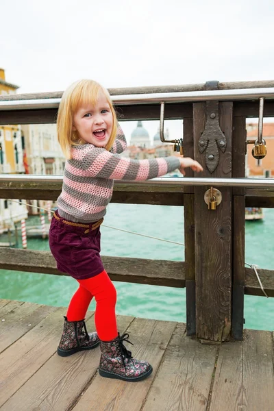Portret van babymeisje op brug in Venetië, Italië — Stockfoto