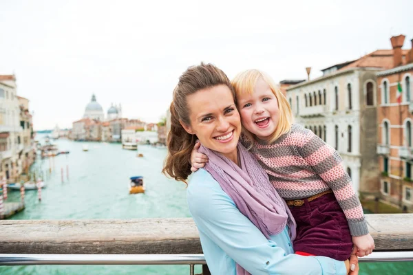 Retrato de mãe feliz e bebê menina na ponte com grande cana — Fotografia de Stock