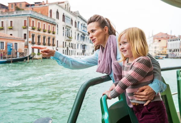 Baby girl and mother poiting while travel by vaporetto in venice — Stock Photo, Image