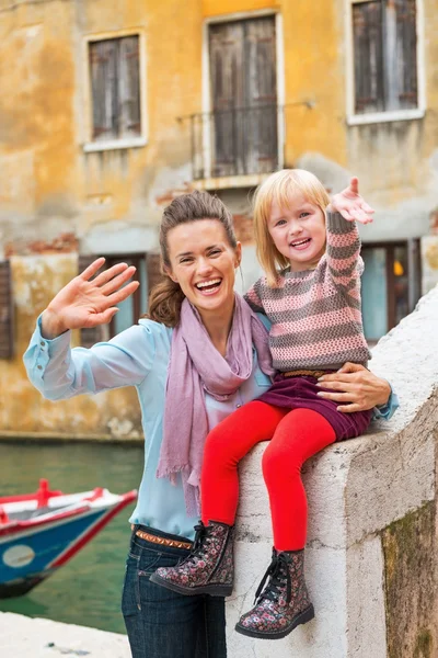 Happy mother and baby girl waving in venice, italy — Stock Photo, Image
