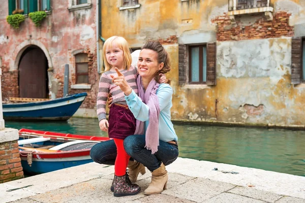 Baby girl and mother poiting on copy space while in venice, ital — Stock Photo, Image