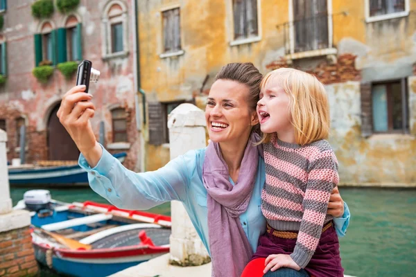 Happy mother and baby girl taking photo while in venice, italy — Stock Photo, Image