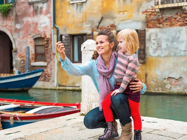 Glückliche Mutter und kleines Mädchen machen Selfie in Venedig, Italien — Stockfoto