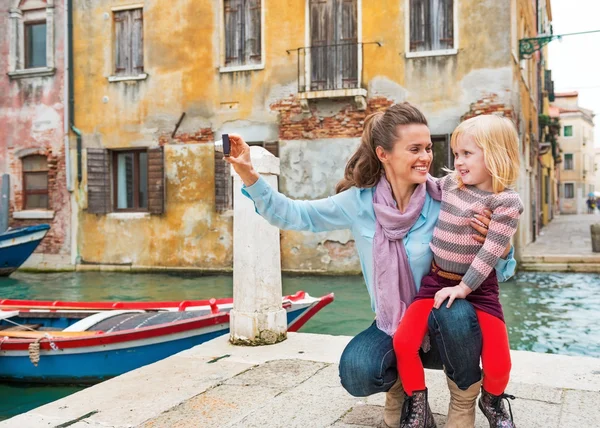 Happy mother and baby girl taking photo in venice, italy — Stock Photo, Image