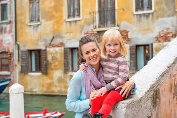 Portre gülümseyen anne ve bebek kız Venedik, İtalya