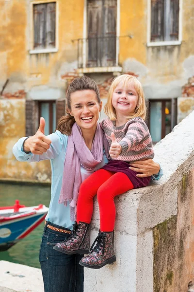 Mãe feliz e bebê menina mostrando polegares para cima em Veneza, itália — Fotografia de Stock