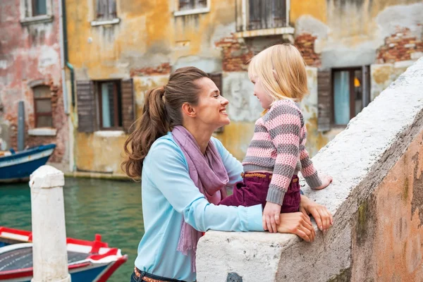 Retrato de mãe e bebê menina em Veneza, itália — Fotografia de Stock