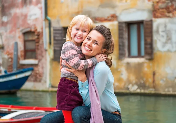 Portrét happy matka a holčička objímání v Benátkách, — Stock fotografie