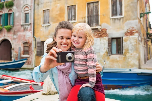 Felice madre e bambina scattare foto a Venezia, Italia — Foto Stock