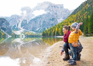 Anne ve bebek south tyrol, göl braies üzerinde taş atan ben