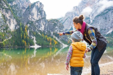 Gösterilen anne Gölü braies süre içinde Güney tyro üzerinde bir şey bebeğim