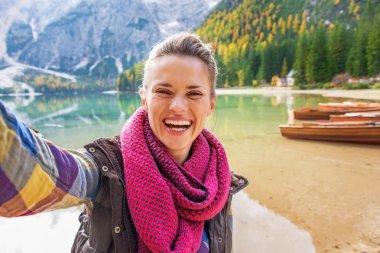 Mutlu genç kadın selfie Gölü braies tarihinde south tyrol içinde yapma ben