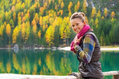 Göl braies south tyrol, ita içinde mutlu genç kadın portresi