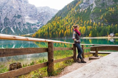 Güney tyro Gölü braies genç kadın portresi tam uzunlukta