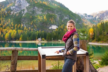 Genç kadın ben işaret bilgi tahtada Gölü braies içinde