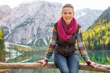 Göl braies south tyrol, ita içinde mutlu genç kadın portresi