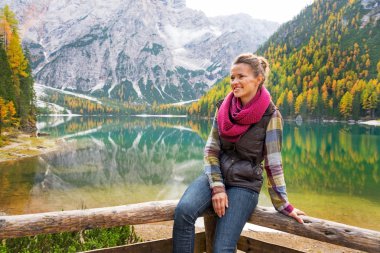 Göl braies south tyrol, ita içinde mutlu genç kadın portresi