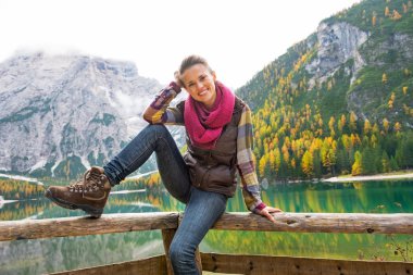 Göl braies süre içinde oturan mutlu genç kadın portresi böylece
